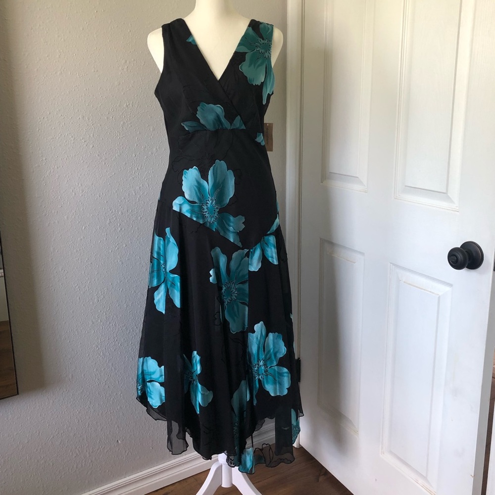 NWT Collection Dressbarn Size 6 - very flattering!